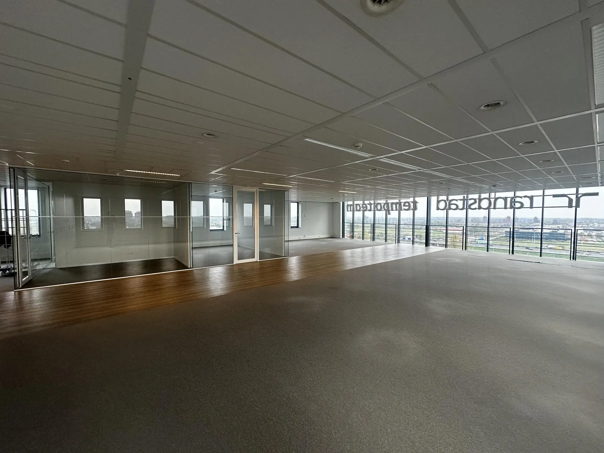 Licht en modern kantoorpand aan de Laan van Zuid Hoorn met glazen wanden en uitzicht over de stad.
